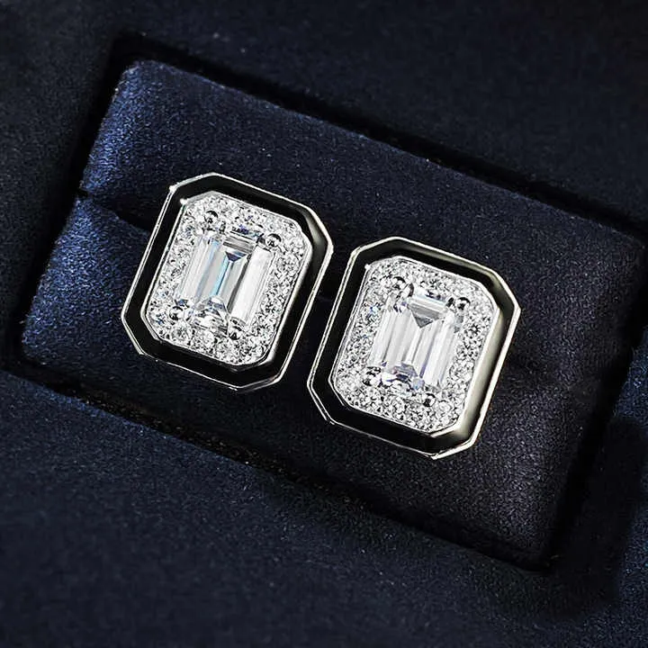 مرصعة بقطع الزمرد ومرصعة بزركونيا Emerald cut and cubic zirconia studded