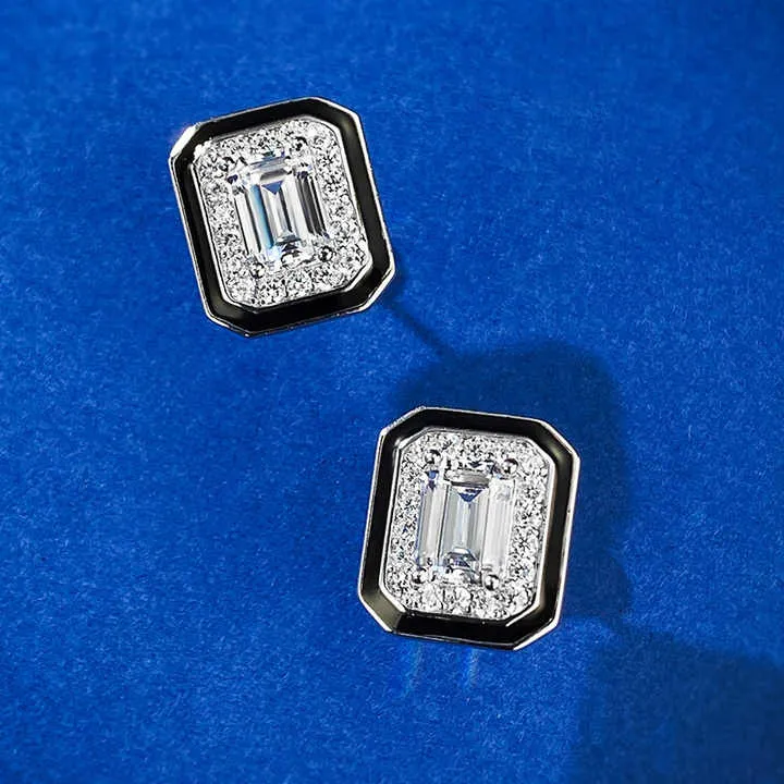 مرصعة بقطع الزمرد ومرصعة بزركونيا Emerald cut and cubic zirconia studded