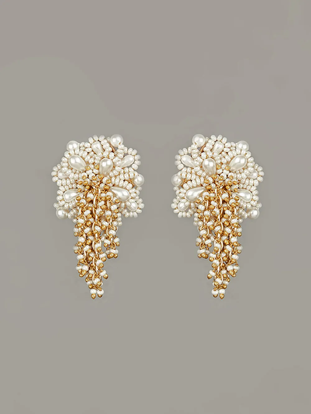 Contemporary White Stud Earrings With Oval Pearls