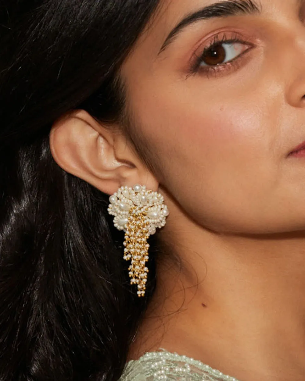 Contemporary White Stud Earrings With Oval Pearls