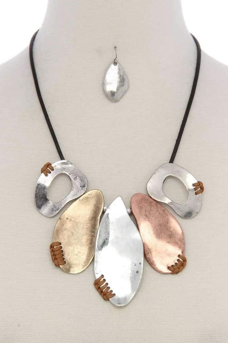 Organic shape short necklace