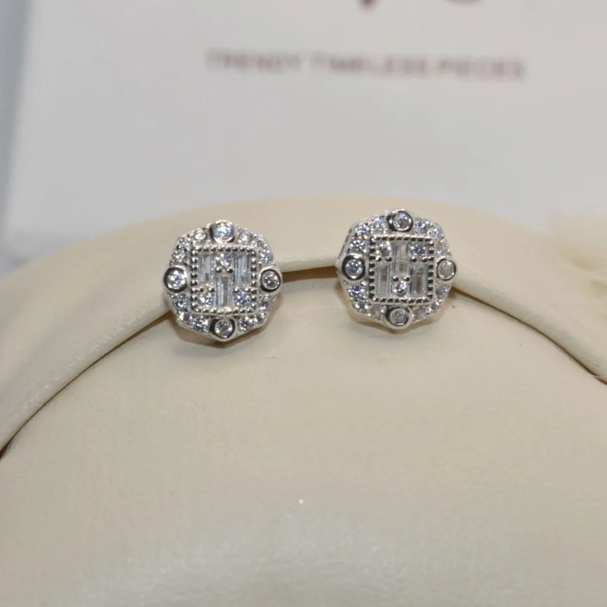 RectaRound Studs
